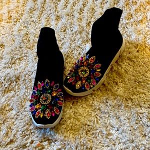 sell for $40.00 dollars a size 7 fit like a size 6